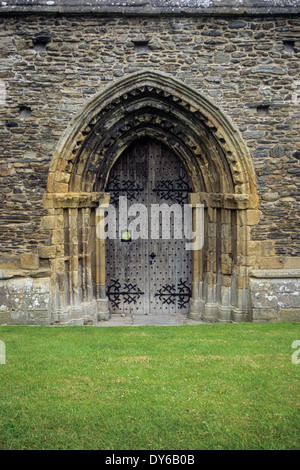 Wales, Tür, Valle Crucis Abbey gegründet 1201, in der Nähe von Llangollen. Denbighshire. Stockfoto