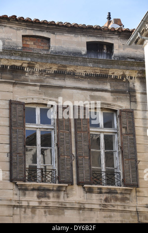 Holz- Fenster und Fensterläden auf einem Gebäude in Avignon, Frankreich Stockfoto