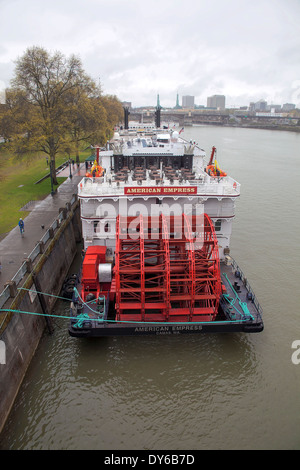 Neu restauriert und renoviert American Kaiserin Riverboat angedockt entlang Willamette River Waterfront in die Innenstadt von Portland, Oregon Stockfoto