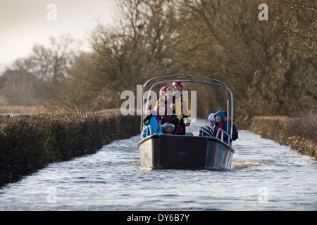 Überschwemmungen an der Somerset-Ebenen - Bewohner der Muchelney nähert sich Langport auf einem Boot bemannt durch Devon und Somerset Feuer Floo Stockfoto