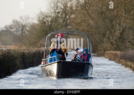 Überschwemmungen an der Somerset-Ebenen - Bewohner der Muchelney nähert sich Langport auf einem Boot bemannt durch Devon und Somerset Feuer Floo Stockfoto