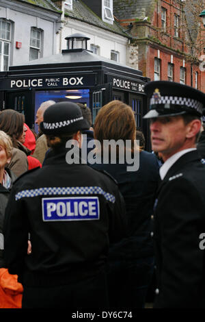 Boscombe, UK. 8. April 2014. BOSCOMBE die lang ersehnte Polizei Box "Tardis" ist offiziell der Öffentlichkeit vorgestellt von Bournemouth Ost MP Tobias Ellwood vor Würdenträger, Händler und Bewohner. Die Polizei sagt, Feld, einer von nur zwei operative des Landes, eine gut sichtbare polizeiliche Präsenz am westlichen Ende des Bezirks über Christchurch Road zur Verfügung stellt. Es wird regelmäßig Tages-Zeiten besetzt werden, und eine gelbe Telefon angeschlossen wird der Öffentlichkeit Dorset Polizei zu anderen Zeiten verbinden. Bildnachweis: Carolyn Jenkins/Alamy Live-Nachrichten Stockfoto