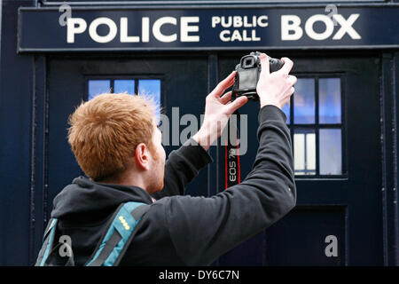 Boscombe, UK. 8. April 2014. BOSCOMBE die lang ersehnte Polizei Box "Tardis" ist offiziell der Öffentlichkeit vorgestellt von Bournemouth Ost MP Tobias Ellwood vor Würdenträger, Händler und Bewohner. Die Polizei sagt, Feld, einer von nur zwei operative des Landes, eine gut sichtbare polizeiliche Präsenz am westlichen Ende des Bezirks über Christchurch Road zur Verfügung stellt. Es wird regelmäßig Tages-Zeiten besetzt werden, und eine gelbe Telefon angeschlossen wird der Öffentlichkeit Dorset Polizei zu anderen Zeiten verbinden. Bildnachweis: Carolyn Jenkins/Alamy Live-Nachrichten Stockfoto