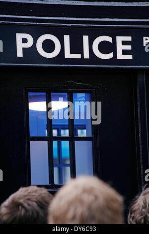 Boscombe, UK. 8. April 2014. Boscombe, UK. 8. April 2014. BOSCOMBE die lang ersehnte Polizei Box "Tardis" ist offiziell der Öffentlichkeit vorgestellt von Bournemouth Ost MP Tobias Ellwood vor Würdenträger, Händler und Bewohner. Die Polizei sagt, Feld, einer von nur zwei operative des Landes, eine gut sichtbare polizeiliche Präsenz am westlichen Ende des Bezirks über Christchurch Road zur Verfügung stellt. Es wird regelmäßig Tages-Zeiten besetzt werden, und eine gelbe Telefon angeschlossen wird der Öffentlichkeit Dorset Polizei zu anderen Zeiten verbinden. Bildnachweis: Carolyn Jenkins/Alamy Live-Nachrichten Stockfoto