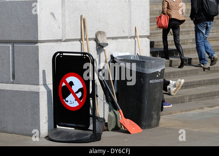 London, England, Vereinigtes Königreich. Trafalgar Square - Reinigung implementiert und 'Nicht die Tauben füttern' Zeichen Stockfoto