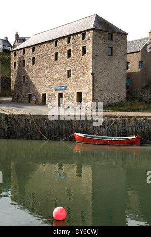 Der Hafen und die ausgedienten Lagerhallen bei Portsoy an der Aberdeenshire-Küste Schottland Stockfoto