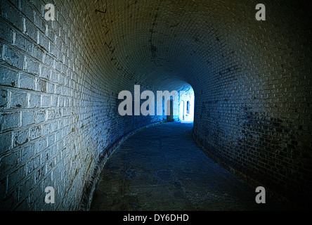 Alten verwüstet Tunnel mit blau leuchtenden Effekt, HDR-Verarbeitung. Stockfoto