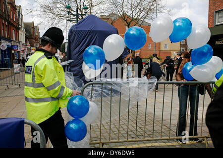 Boscombe, UK. 8. April 2014. BOSCOMBE die lang ersehnte Polizei Box "Tardis" ist offiziell der Öffentlichkeit vorgestellt von Bournemouth Ost MP Tobias Ellwood vor Würdenträger, Händler und Bewohner. Die Polizei sagt, Feld, einer von nur zwei operative des Landes, eine gut sichtbare polizeiliche Präsenz am westlichen Ende des Bezirks über Christchurch Road zur Verfügung stellt. Es wird regelmäßig Tages-Zeiten besetzt werden, und eine gelbe Telefon angeschlossen wird der Öffentlichkeit Dorset Polizei zu anderen Zeiten verbinden. Bildnachweis: Carolyn Jenkins/Alamy Live-Nachrichten Stockfoto