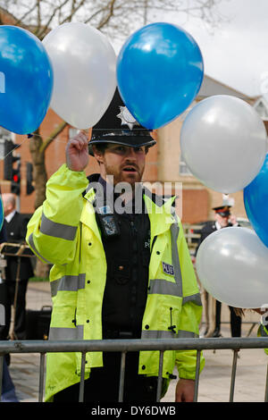 Boscombe, UK. 8. April 2014. BOSCOMBE die lang ersehnte Polizei Box "Tardis" ist offiziell der Öffentlichkeit vorgestellt von Bournemouth Ost MP Tobias Ellwood vor Würdenträger, Händler und Bewohner. Die Polizei sagt, Feld, einer von nur zwei operative des Landes, eine gut sichtbare polizeiliche Präsenz am westlichen Ende des Bezirks über Christchurch Road zur Verfügung stellt. Es wird regelmäßig Tages-Zeiten besetzt werden, und eine gelbe Telefon angeschlossen wird der Öffentlichkeit Dorset Polizei zu anderen Zeiten verbinden. Bildnachweis: Carolyn Jenkins/Alamy Live-Nachrichten Stockfoto