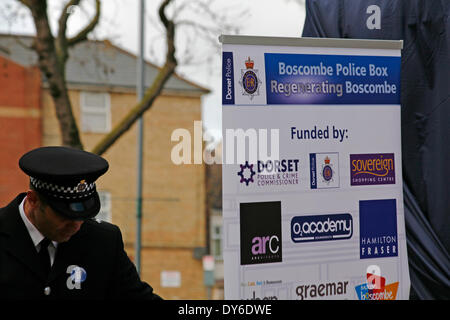 Boscombe, UK. 8. April 2014. BOSCOMBE die lang ersehnte Polizei Box "Tardis" ist offiziell der Öffentlichkeit vorgestellt von Bournemouth Ost MP Tobias Ellwood vor Würdenträger, Händler und Bewohner. Die Polizei sagt, Feld, einer von nur zwei operative des Landes, eine gut sichtbare polizeiliche Präsenz am westlichen Ende des Bezirks über Christchurch Road zur Verfügung stellt. Es wird regelmäßig Tages-Zeiten besetzt werden, und eine gelbe Telefon angeschlossen wird der Öffentlichkeit Dorset Polizei zu anderen Zeiten verbinden. Bildnachweis: Carolyn Jenkins/Alamy Live-Nachrichten Stockfoto