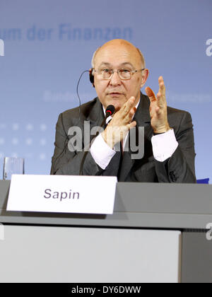 Berlin, Deutschland. 7. April 2014. Gemeinsame Pressekonferenz mit Dr. BM Wolfgang SchÃƒÂ¤uble und neue französische Minister der Finanzen Michel Sapin zum Thema "Antrittsbesuch; bilateralen Beziehungen und europäische Themen in das Bundesministerium der Finanzen in Berlin. / Bild: neue französische Minister der Finanzen Michel Sapin. (Foto von Reynaldo Paganelli/NurPhoto) © Reynaldo Paganelli/NurPhoto/ZUMAPRESS.com/Alamy Live-Nachrichten Stockfoto