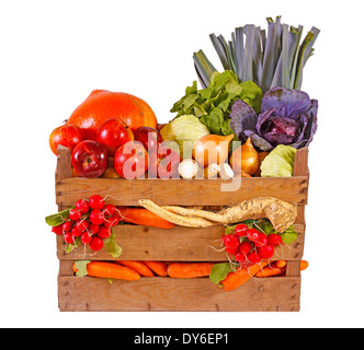 Frisches Obst und Gemüse im Korb isoliert auf weiss. Stockfoto