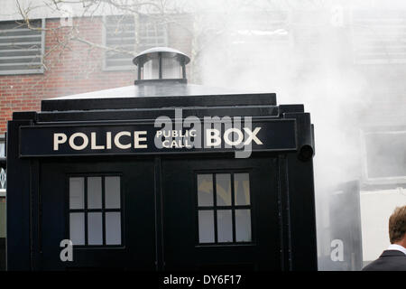 Boscombe, UK. 8. April 2014. BOSCOMBE die lang ersehnte Polizei Box "Tardis" ist offiziell der Öffentlichkeit vorgestellt von Bournemouth Ost MP Tobias Ellwood vor Würdenträger, Händler und Bewohner. Die Polizei sagt, Feld, einer von nur zwei operative des Landes, eine gut sichtbare polizeiliche Präsenz am westlichen Ende des Bezirks über Christchurch Road zur Verfügung stellt. Es wird regelmäßig Tages-Zeiten besetzt werden, und eine gelbe Telefon angeschlossen wird der Öffentlichkeit Dorset Polizei zu anderen Zeiten verbinden. Bildnachweis: Carolyn Jenkins/Alamy Live-Nachrichten Stockfoto