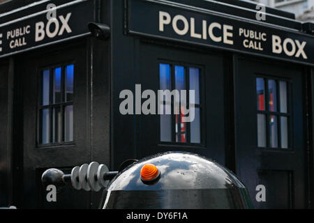 Boscombe, UK. 8. April 2014. BOSCOMBE die lang ersehnte Polizei Box "Tardis" ist offiziell der Öffentlichkeit vorgestellt von Bournemouth Ost MP Tobias Ellwood vor Würdenträger, Händler und Bewohner. Die Polizei sagt, Feld, einer von nur zwei operative des Landes, eine gut sichtbare polizeiliche Präsenz am westlichen Ende des Bezirks über Christchurch Road zur Verfügung stellt. Es wird regelmäßig Tages-Zeiten besetzt werden, und eine gelbe Telefon angeschlossen wird der Öffentlichkeit Dorset Polizei zu anderen Zeiten verbinden. Bildnachweis: Carolyn Jenkins/Alamy Live-Nachrichten Stockfoto