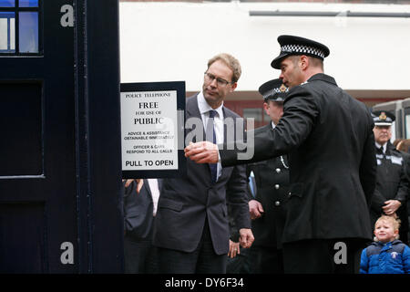 Boscombe, UK. 8. April 2014. Boscombe, UK. 8. April 2014. BOSCOMBE die lang ersehnte Polizei Box "Tardis" ist offiziell der Öffentlichkeit vorgestellt von Bournemouth Ost MP Tobias Ellwood vor Würdenträger, Händler und Bewohner. Die Polizei sagt, Feld, einer von nur zwei operative des Landes, eine gut sichtbare polizeiliche Präsenz am westlichen Ende des Bezirks über Christchurch Road zur Verfügung stellt. Es wird regelmäßig Tages-Zeiten besetzt werden, und eine gelbe Telefon angeschlossen wird der Öffentlichkeit Dorset Polizei zu anderen Zeiten verbinden. Bildnachweis: Carolyn Jenkins/Alamy Live-Nachrichten Stockfoto