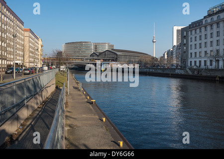Schiffbauerdamm mit Spreedreieck und TV Tower, Berlin, Deutschland Stockfoto