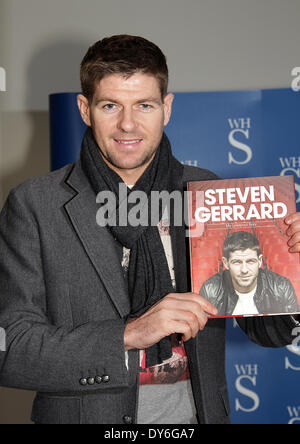 Steven Gerrard unterschreibt Exemplare seines Buches My Liverpool Story bei WH SmithsFeaturing: Steven Gerrard Where: Liverpool United KingdomWhen: 13. Dezember 2012 Stockfoto