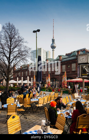 Hackescher Markt mit der S-Bahn Station, Fernsehturm, Berlin, Deutschland Stockfoto