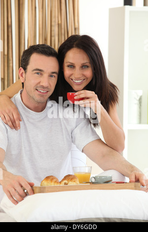 Paar beim Frühstück im Bett Stockfoto