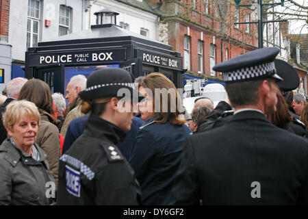 Boscombe, UK. 8. April 2014. Boscombe, UK. 8. April 2014. BOSCOMBE die lang ersehnte Polizei Box "Tardis" ist offiziell der Öffentlichkeit vorgestellt von Bournemouth Ost MP Tobias Ellwood vor Würdenträger, Händler und Bewohner. Die Polizei sagt, Feld, einer von nur zwei operative des Landes, eine gut sichtbare polizeiliche Präsenz am westlichen Ende des Bezirks über Christchurch Road zur Verfügung stellt. Es wird regelmäßig Tages-Zeiten besetzt werden, und eine gelbe Telefon angeschlossen wird der Öffentlichkeit Dorset Polizei zu anderen Zeiten verbinden. Bildnachweis: Carolyn Jenkins/Alamy Live-Nachrichten Stockfoto