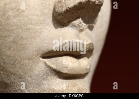 Marmorstatue Kopf Nahaufnahme gedreht, schöne weibliche Lippen Stockfoto