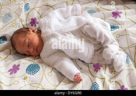 Zwei Tage altes neugeborenes Mädchen im Bett liegen und schlafen Stockfoto