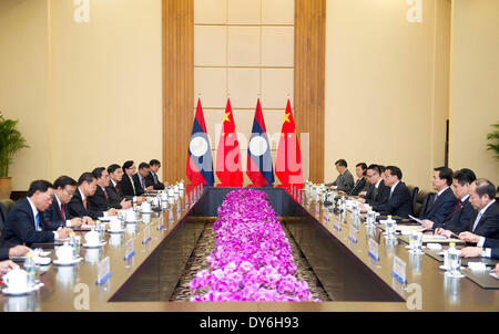 Sanya, China Provinz Hainan. 8. April 2014. Der chinesische Ministerpräsident Li Keqiang führt Gespräche mit Premierminister Lao Thongsing Thammavong in Sanya, Hauptstadt der Provinz Süd-China Hainan, 8. April 2014. © Xie Huanchi/Xinhua/Alamy Live-Nachrichten Stockfoto