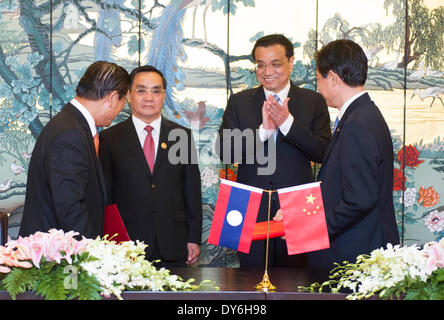 Sanya, China Provinz Hainan. 8. April 2014. Der chinesische Ministerpräsident Li Keqiang (R zurück) und Lao Premierminister Thongsing Thammavong (L zurück) besuchen eine Unterzeichnungszeremonie nach ihren Gesprächen in Sanya, Hauptstadt der Provinz Süd-China Hainan, 8. April 2014. © Xie Huanchi/Xinhua/Alamy Live-Nachrichten Stockfoto