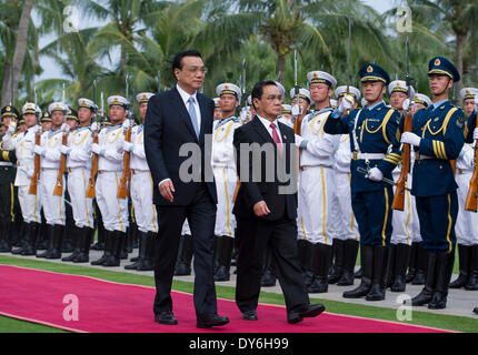 Sanya, China Provinz Hainan. 8. April 2014. Der chinesische Ministerpräsident Li Keqiang (L vorne) und Lao Premierminister Thongsing Thammavong (R vorne) überprüfen die Ehrenwache bei einer Willkommenszeremonie vor ihrer Gespräche in Sanya, Hauptstadt der Provinz Süd-China Hainan, 8. April 2014. © Xie Huanchi/Xinhua/Alamy Live-Nachrichten Stockfoto