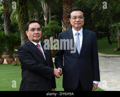 Sanya, China Provinz Hainan. 8. April 2014. Chinese Premier Li Keqiang (R) schüttelt Hände mit Lao Premierminister Thongsing Thammavong vor ihrer Gespräche in Sanya, Hauptstadt der Provinz Süd-China Hainan, 8. April 2014. © Li Xueren/Xinhua/Alamy Live-Nachrichten Stockfoto