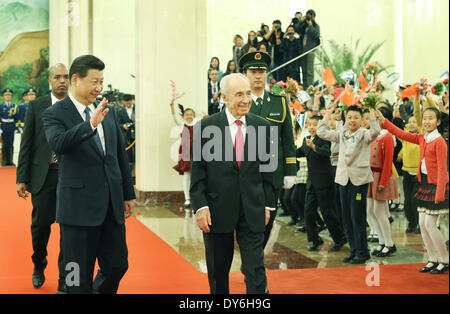 Peking, China. 8. April 2014. Chinesischen Staatspräsidenten Xi Jinping (L vorne) hält eine Willkommenszeremonie für den Besuch des israelischen Präsidenten Shimon Peres (R vorne) vor ihrer Gespräche in Peking, Hauptstadt von China, 8. April 2014. © Yao Dawei/Xinhua/Alamy Live-Nachrichten Stockfoto