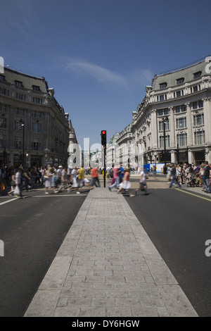 Menschen überqueren an der Ampel am Oxford Circus, London, UK Stockfoto