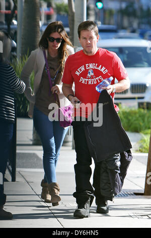 Mark Wahlberg und seine Frau verlässt Jack und Kiemen Restaurant in Beverly Hills nach dem Mittagessen TogetherFeaturing: Rhea Durham, Mark Wahlberg Where: Beverly Hills CaliforniaWhen: 13. Dezember 2012 Stockfoto
