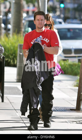 Mark Wahlberg und seine Frau verlässt Jack und Kiemen Restaurant in Beverly Hills nach dem Mittagessen TogetherFeaturing: Rhea Durham, Mark Wahlberg Where: Beverly Hills CaliforniaWhen: 13. Dezember 2012 Stockfoto