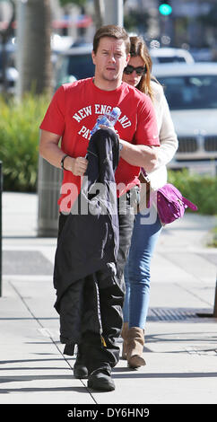 Mark Wahlberg und seine Frau verlässt Jack und Kiemen Restaurant in Beverly Hills nach dem Mittagessen TogetherFeaturing: Rhea Durham, Mark Wahlberg Where: Beverly Hills CaliforniaWhen: 13. Dezember 2012 Stockfoto