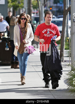 Mark Wahlberg und seine Frau verlässt Jack und Kiemen Restaurant in Beverly Hills nach dem Mittagessen TogetherFeaturing: Rhea Durham, Mark Wahlberg Where: Beverly Hills CaliforniaWhen: 13. Dezember 2012 Stockfoto