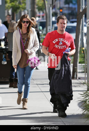Mark Wahlberg und seine Frau verlässt Jack und Kiemen Restaurant in Beverly Hills nach dem Mittagessen TogetherFeaturing: Rhea Durham, Mark Wahlberg Where: Beverly Hills CaliforniaWhen: 13. Dezember 2012 Stockfoto