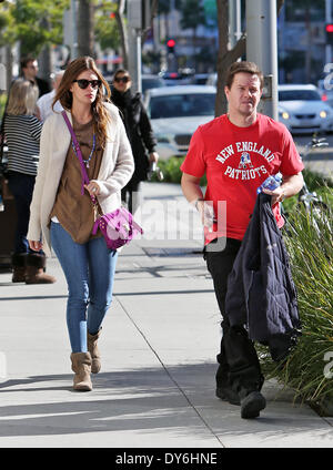 Mark Wahlberg und seine Frau verlässt Jack und Kiemen Restaurant in Beverly Hills nach dem Mittagessen TogetherFeaturing: Rhea Durham, Mark Wahlberg Where: Beverly Hills CaliforniaWhen: 13. Dezember 2012 Stockfoto