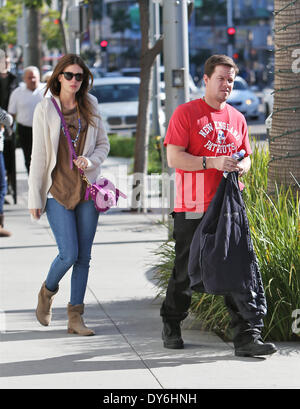 Mark Wahlberg und seine Frau verlässt Jack und Kiemen Restaurant in Beverly Hills nach dem Mittagessen TogetherFeaturing: Rhea Durham, Mark Wahlberg Where: Beverly Hills CaliforniaWhen: 13. Dezember 2012 Stockfoto