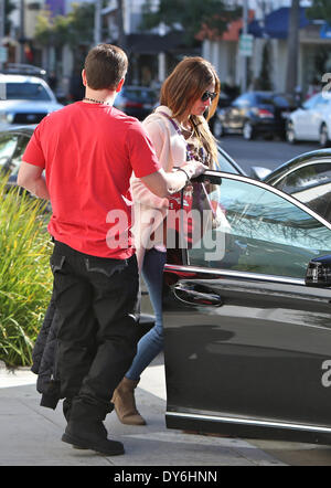 Mark Wahlberg und seine Frau verlässt Jack und Kiemen Restaurant in Beverly Hills nach dem Mittagessen TogetherFeaturing: Rhea Durham, Mark Wahlberg Where: Beverly Hills CaliforniaWhen: 13. Dezember 2012 Stockfoto
