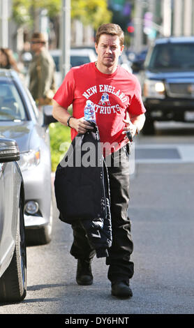 Mark Wahlberg und seine Frau verlässt Jack und Kiemen Restaurant in Beverly Hills nach dem Mittagessen TogetherFeaturing: Mark Wahlberg Where: Beverly Hills CaliforniaWhen: 13. Dezember 2012 Stockfoto