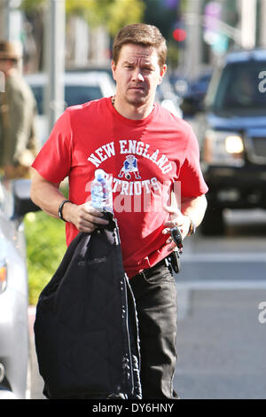 Mark Wahlberg und seine Frau verlässt Jack und Kiemen Restaurant in Beverly Hills nach dem Mittagessen TogetherFeaturing: Mark Wahlberg Where: Beverly Hills CaliforniaWhen: 13. Dezember 2012 Stockfoto
