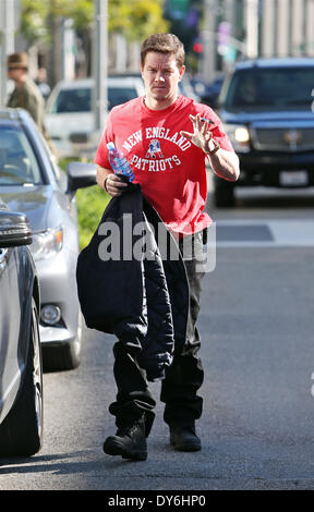 Mark Wahlberg und seine Frau verlässt Jack und Kiemen Restaurant in Beverly Hills nach dem Mittagessen TogetherFeaturing: Mark Wahlberg Where: Beverly Hills CaliforniaWhen: 13. Dezember 2012 Stockfoto