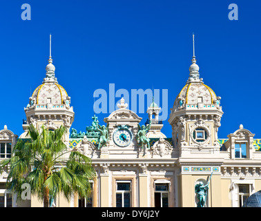 Grand Casino in Monte Carlo, Monaco. Detail des historischen Gebäudes über blauen Himmel Stockfoto