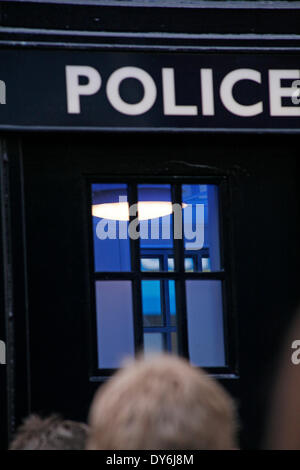 Boscombe, UK. 8. April 2014. BOSCOMBE die lang ersehnte Polizei Box "Tardis" ist offiziell der Öffentlichkeit vorgestellt von Bournemouth Ost MP Tobias Ellwood vor Würdenträger, Händler und Bewohner. Die Polizei sagt, Feld, einer von nur zwei operative des Landes, eine gut sichtbare polizeiliche Präsenz am westlichen Ende des Bezirks über Christchurch Road zur Verfügung stellt. Es wird regelmäßig Tages-Zeiten besetzt werden, und eine gelbe Telefon angeschlossen wird der Öffentlichkeit Dorset Polizei zu anderen Zeiten verbinden. Bildnachweis: Carolyn Jenkins/Alamy Live-Nachrichten Stockfoto