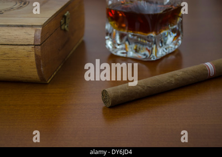 eine Zigarre Havano erste Amtszeit und unten eine Schachtel Zigarren und ein Glas Whisky Stockfoto