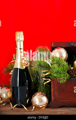 eine Flasche Champagner und zwei Gläser. Silvester Dekoration mit Weihnachtsbaum-Niederlassungen Stockfoto