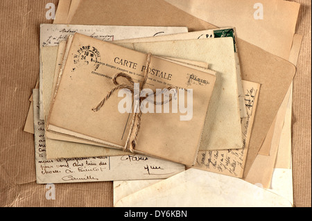 alte Briefe und französischen Postkarten. Vintage-Hintergrund Stockfoto