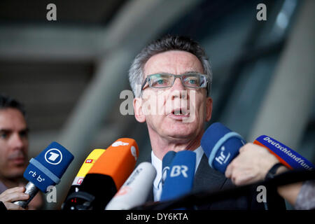 Berlin, Deutschland. 8. April 2014. Presseerklärung von Thomas de Maizière (CDU), Bundesminister des Innern, auf das Urteil des Europäischen Gerichtshofs (EuGH) in Sachen Lager Datenspeicherung realisiert auf der Ebene der Fraktion des Reichstags in Berlin. / Foto: Heiko Maas, Bundesministerin der Justiz Kredit: Reynaldo Chaib Paganelli/Alamy Live-Nachrichten Stockfoto