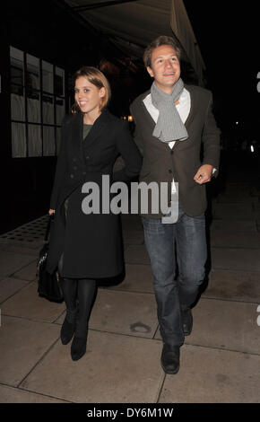 Prinzessin Beatrice und ihr Freund Dave Clark verlassen Lou Lou s Private Member ClubFeaturing: Prinzessin Beatrice, Dave Clark Where: London United KingdomWhen: 13. Dezember 2012 Stockfoto